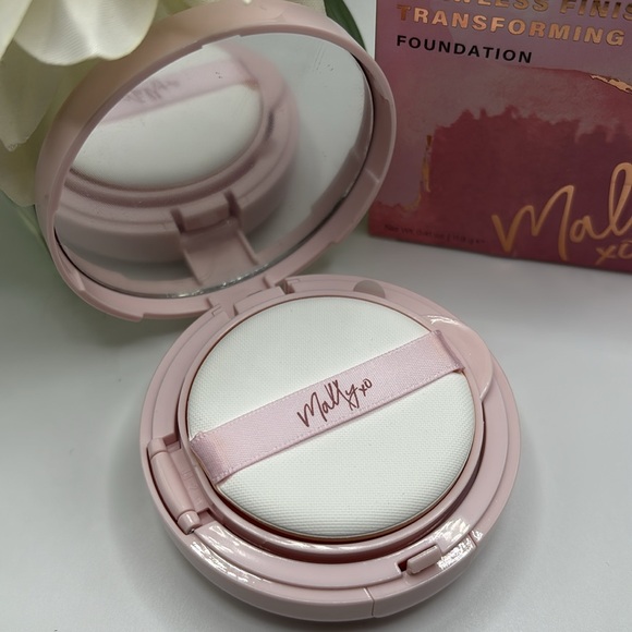 Mally Flawless Finish Transforming Effect Foundation ~ Light - Picture 3 of 6